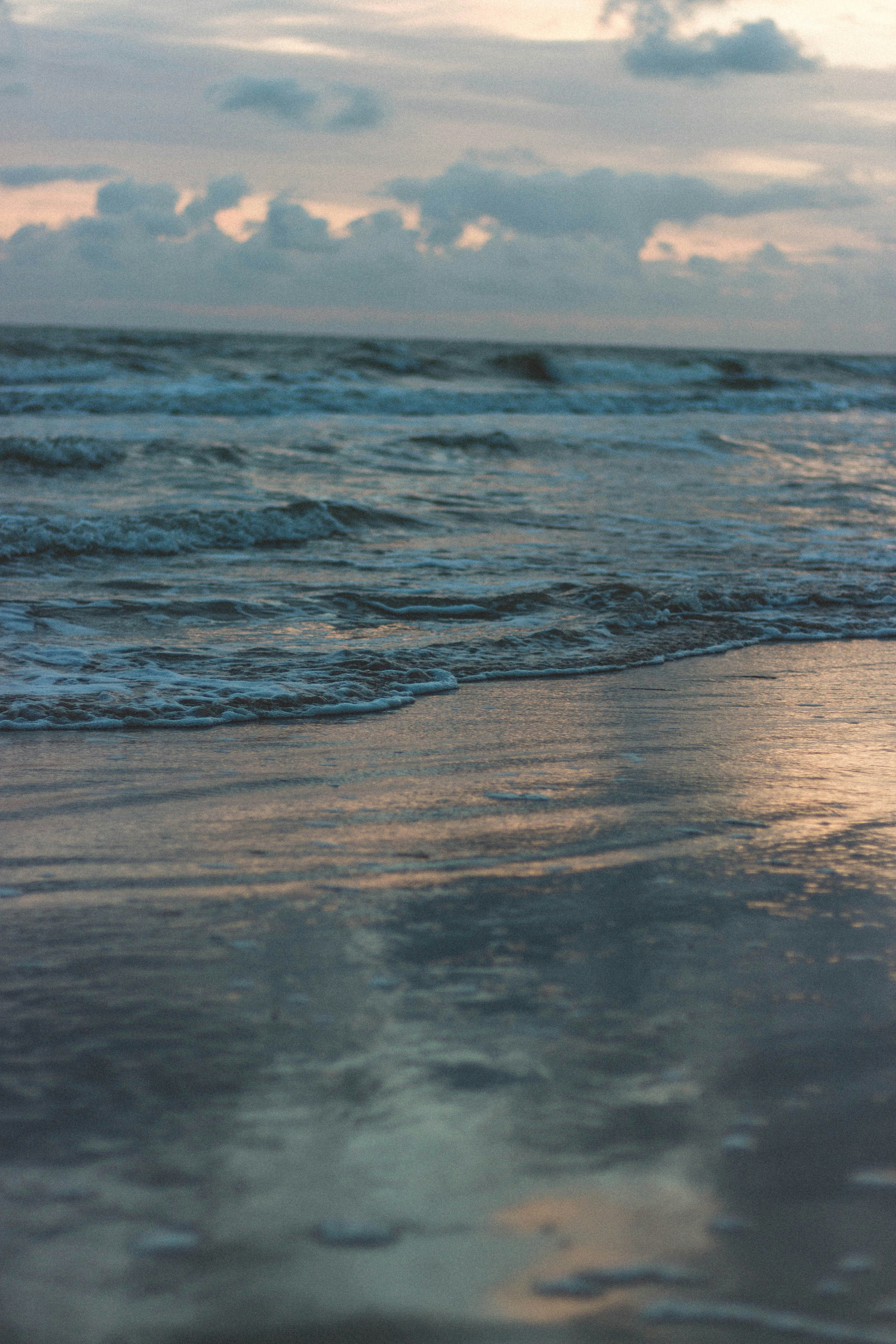 ocean waves crashing on shore during daytime